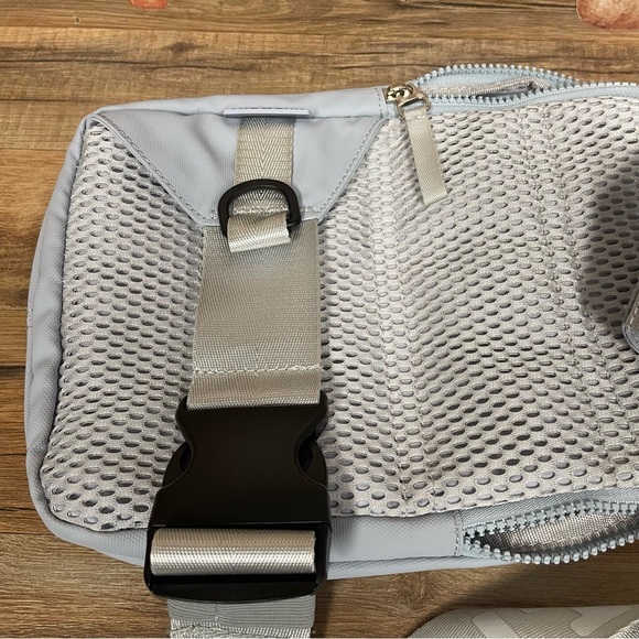 Truwear men’s kinetic gray crossbody bag - Picture 4 of 10